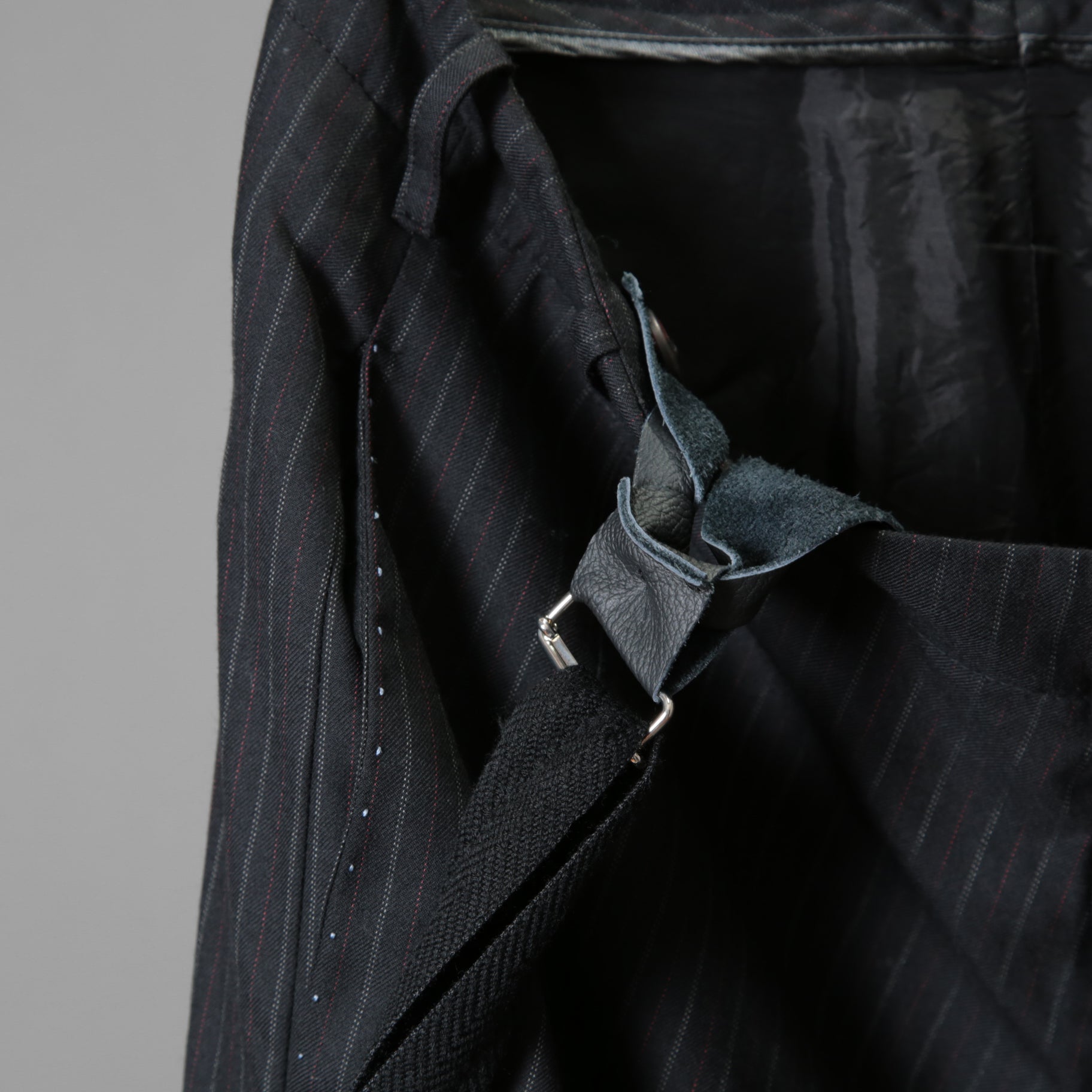 Geoffrey B.Small ジェフリー ビースモール / 24AW 美品 HUSE 別注 / advanced drop-crotch tailored cargo pocket trouser / Biella 100% wool Tasmania 120'sカーゴパンツ / size 42  (hand wash dark grey w/blue & purple stripe)