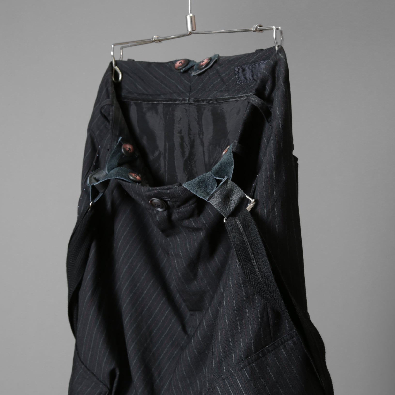 Geoffrey B.Small ジェフリー ビースモール / 24AW 美品 HUSE 別注 / advanced drop-crotch tailored cargo pocket trouser / Biella 100% wool Tasmania 120'sカーゴパンツ / size 42  (hand wash dark grey w/blue & purple stripe)