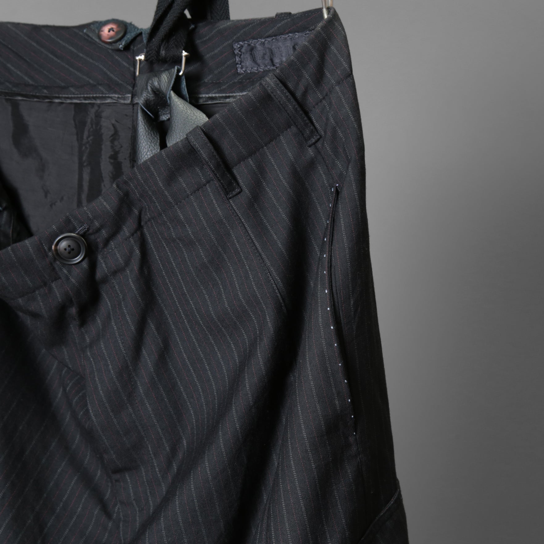 Geoffrey B.Small ジェフリー ビースモール / 24AW 美品 HUSE 別注 / advanced drop-crotch tailored cargo pocket trouser / Biella 100% wool Tasmania 120'sカーゴパンツ / size 42  (hand wash dark grey w/blue & purple stripe)