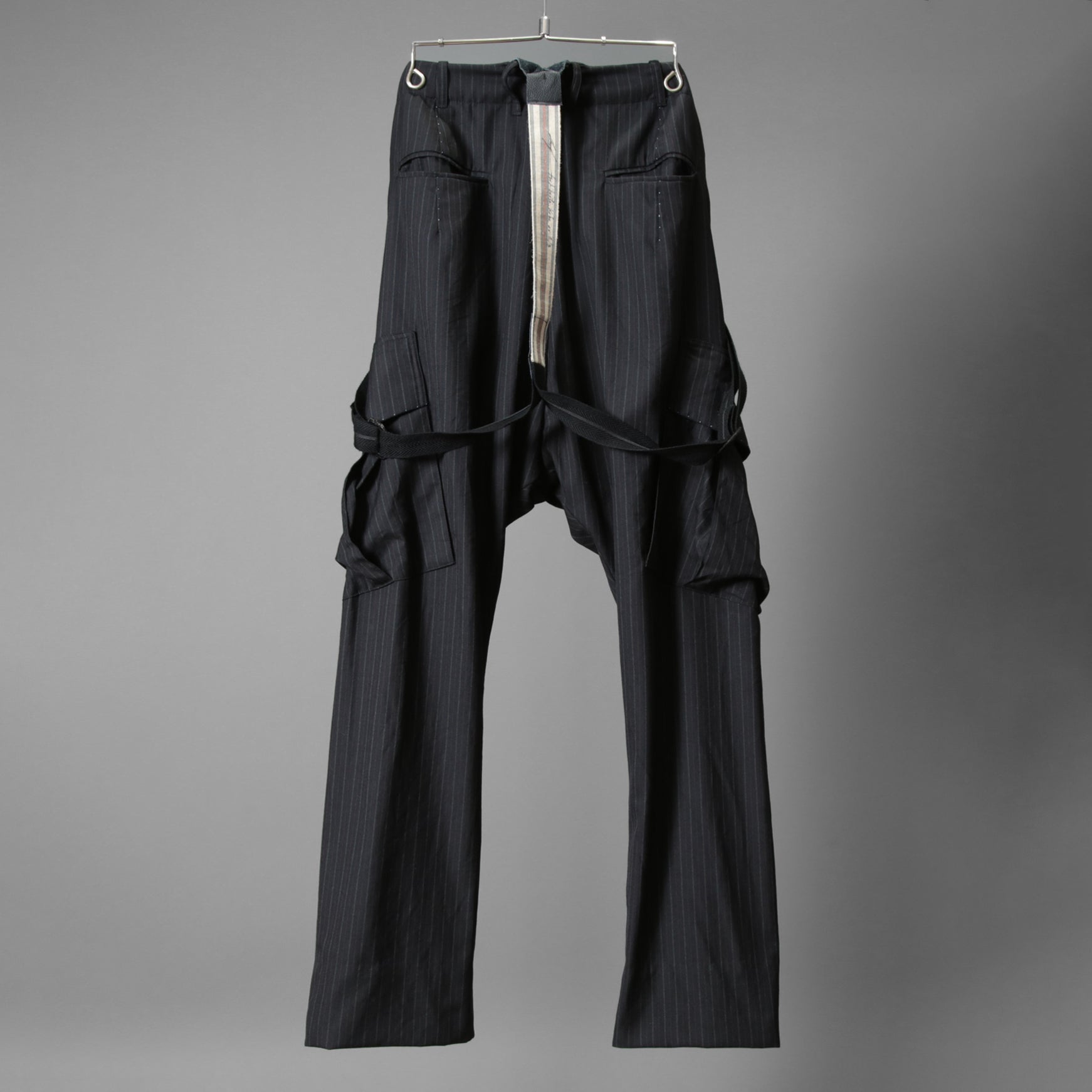 Geoffrey B.Small ジェフリー ビースモール / 24AW 美品 HUSE 別注 / advanced drop-crotch tailored cargo pocket trouser / Biella 100% wool Tasmania 120'sカーゴパンツ / size 42  (hand wash dark grey w/blue & purple stripe)