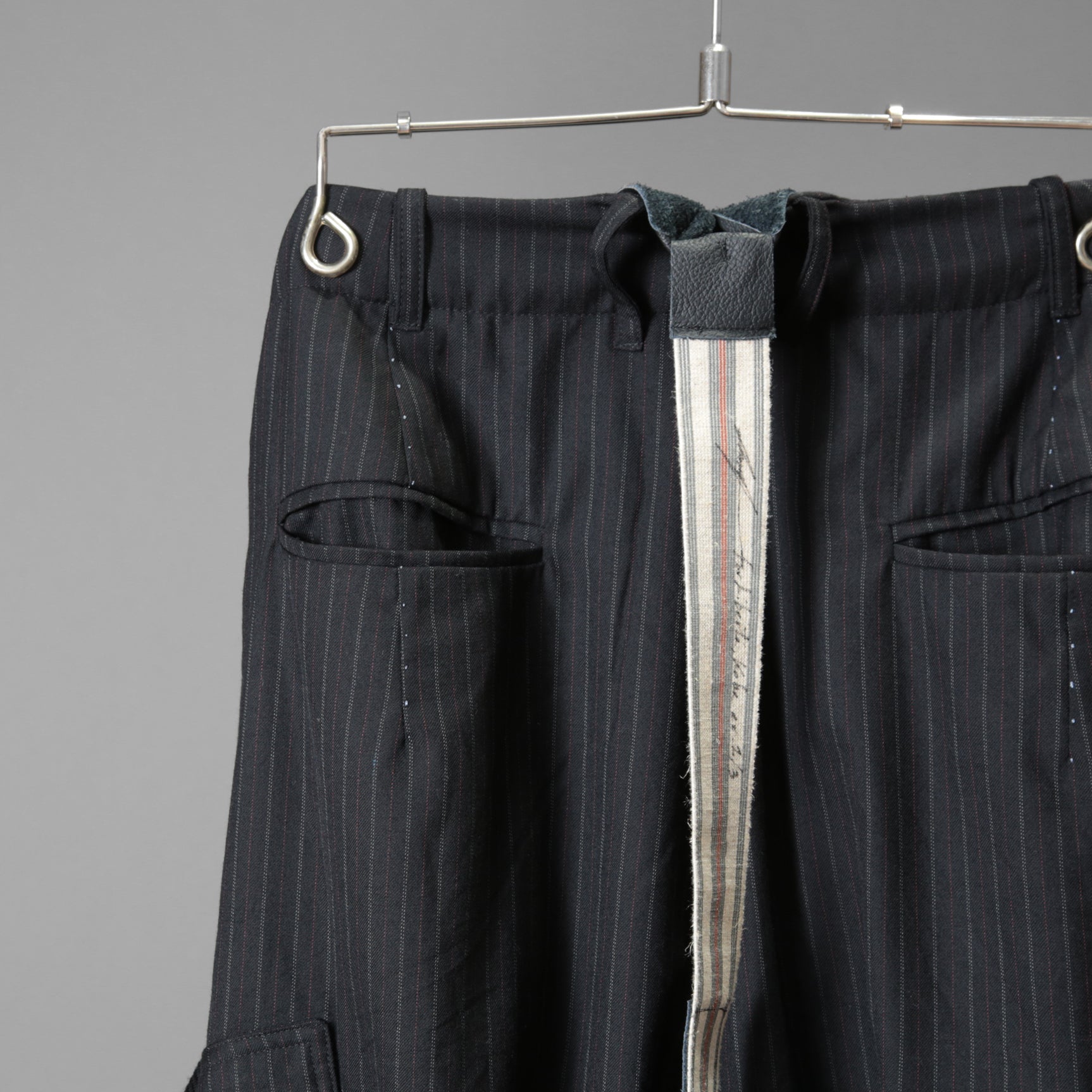 Geoffrey B.Small ジェフリー ビースモール / 24AW 美品 HUSE 別注 / advanced drop-crotch tailored cargo pocket trouser / Biella 100% wool Tasmania 120'sカーゴパンツ / size 42  (hand wash dark grey w/blue & purple stripe)