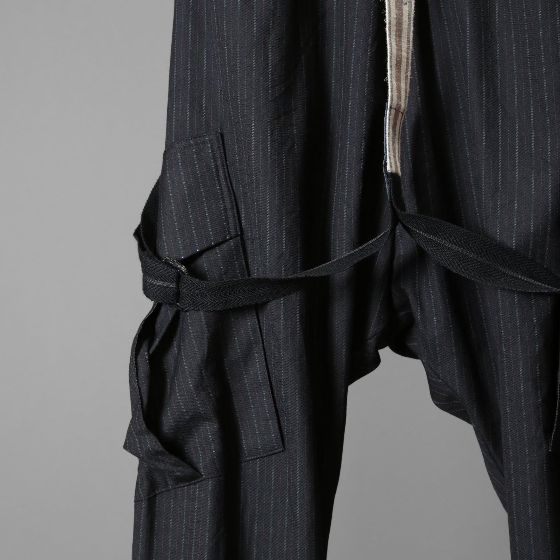 Geoffrey B.Small ジェフリー ビースモール / 24AW 美品 HUSE 別注 / advanced drop-crotch tailored cargo pocket trouser / Biella 100% wool Tasmania 120'sカーゴパンツ / size 42  (hand wash dark grey w/blue & purple stripe)