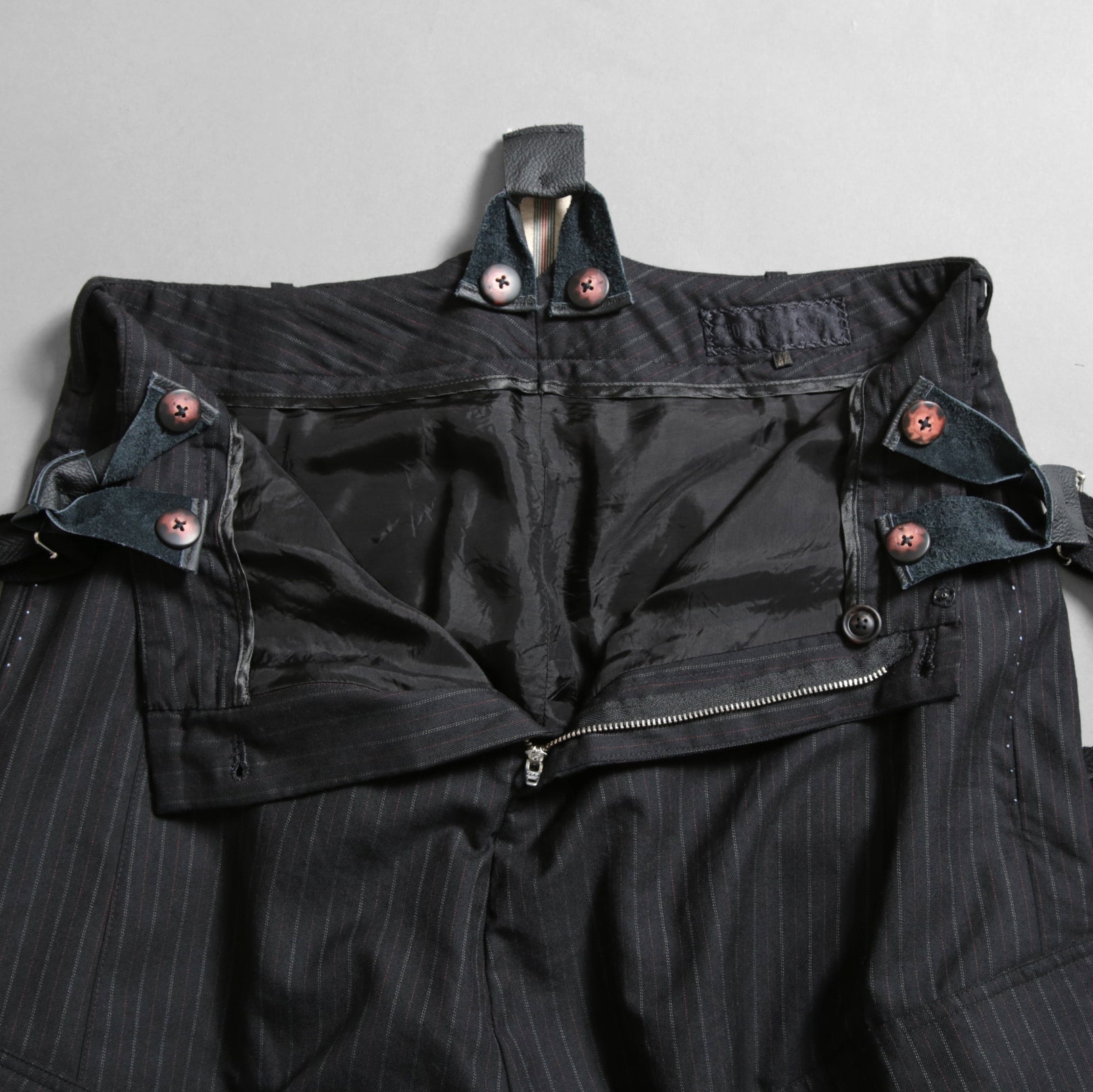 Geoffrey B.Small ジェフリー ビースモール / 24AW 美品 HUSE 別注 / advanced drop-crotch tailored cargo pocket trouser / Biella 100% wool Tasmania 120'sカーゴパンツ / size 42  (hand wash dark grey w/blue & purple stripe)