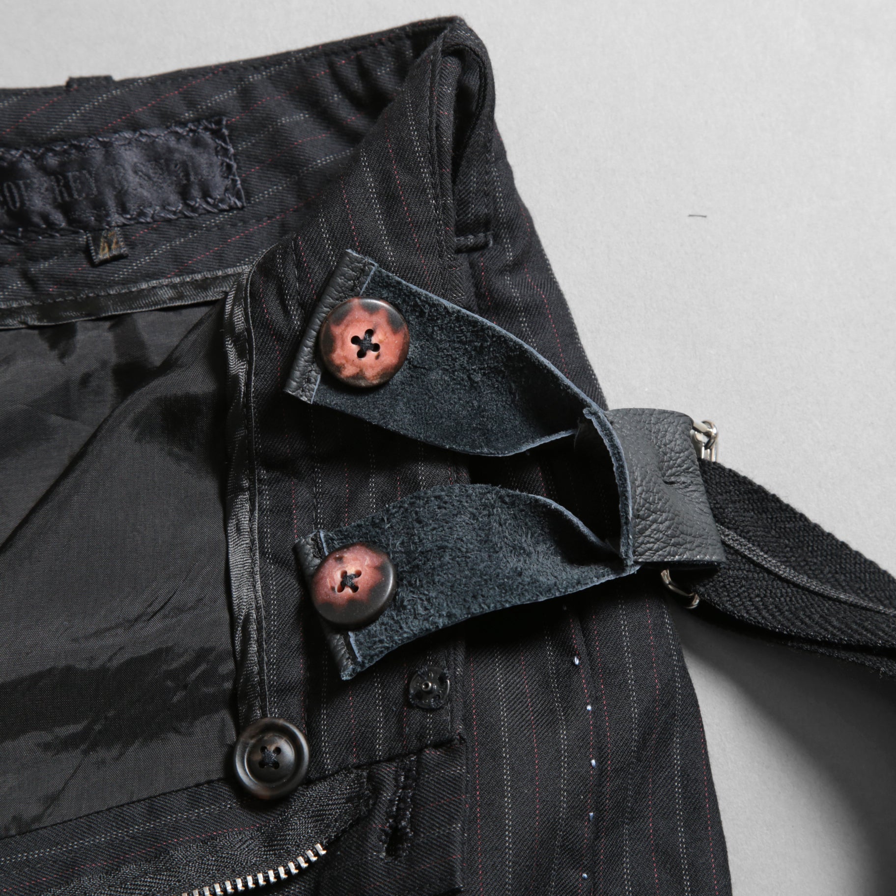 Geoffrey B.Small ジェフリー ビースモール / 24AW 美品 HUSE 別注 / advanced drop-crotch tailored cargo pocket trouser / Biella 100% wool Tasmania 120'sカーゴパンツ / size 42  (hand wash dark grey w/blue & purple stripe)