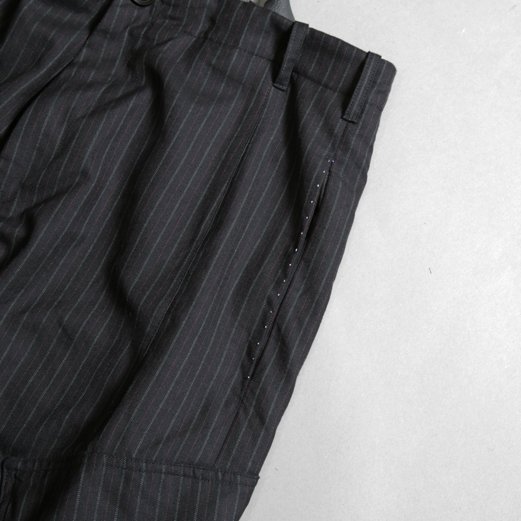 Geoffrey B.Small ジェフリー ビースモール / 24AW 美品 HUSE 別注 / advanced drop-crotch tailored cargo pocket trouser / Biella 100% wool Tasmania 120'sカーゴパンツ / size 42  (hand wash dark grey w/blue & purple stripe)