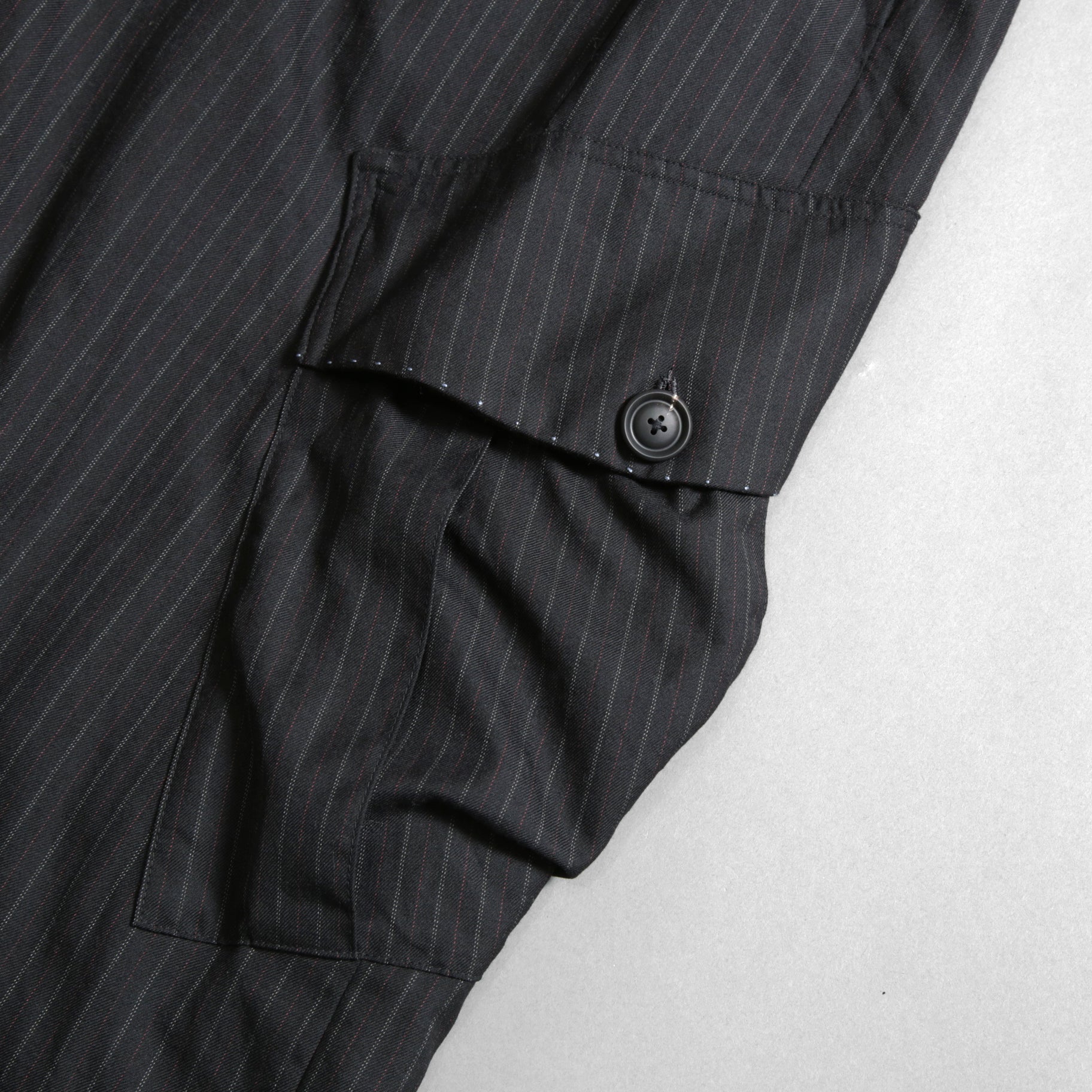 Geoffrey B.Small ジェフリー ビースモール / 24AW 美品 HUSE 別注 / advanced drop-crotch tailored cargo pocket trouser / Biella 100% wool Tasmania 120'sカーゴパンツ / size 42  (hand wash dark grey w/blue & purple stripe)