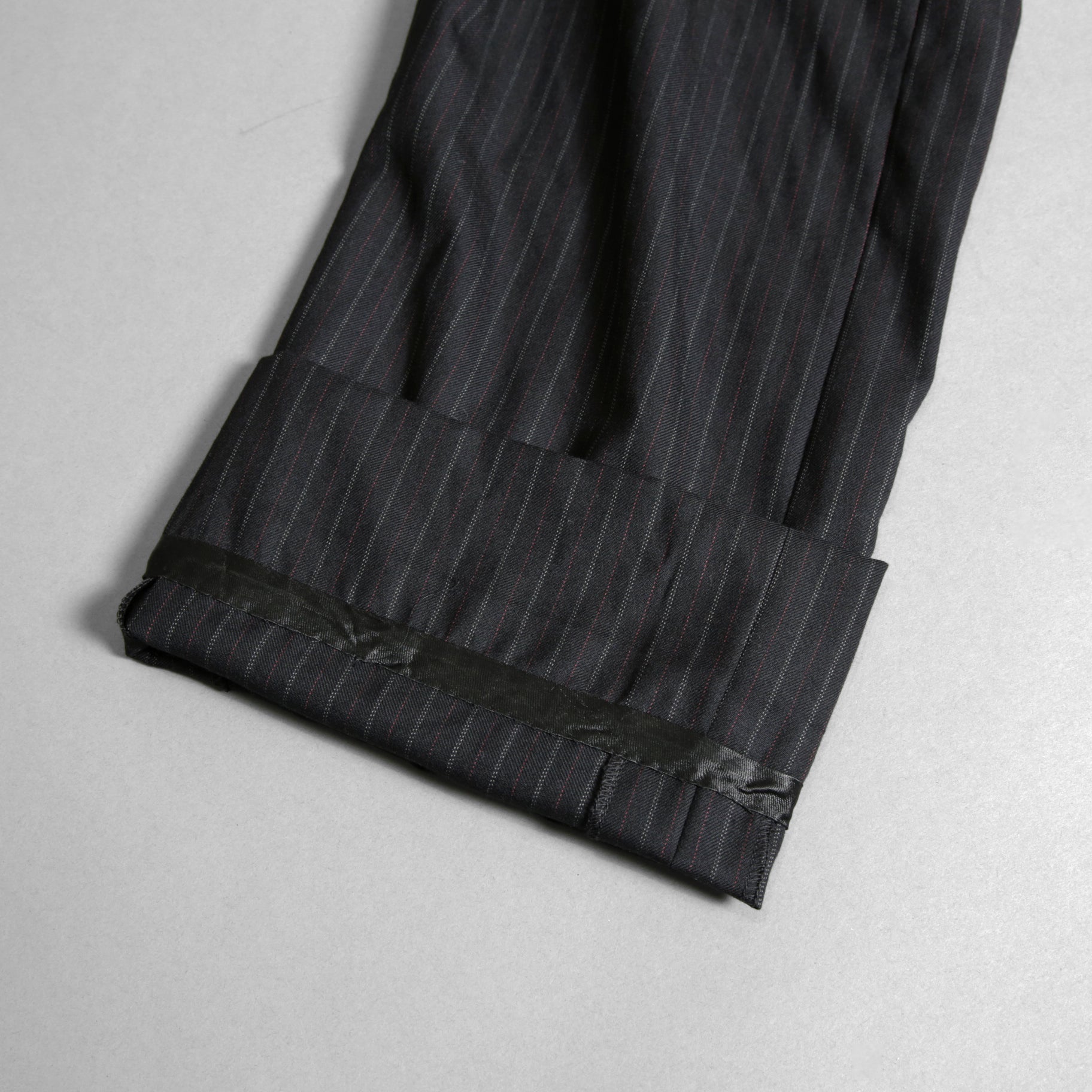 Geoffrey B.Small ジェフリー ビースモール / 24AW 美品 HUSE 別注 / advanced drop-crotch tailored cargo pocket trouser / Biella 100% wool Tasmania 120'sカーゴパンツ / size 42  (hand wash dark grey w/blue & purple stripe)