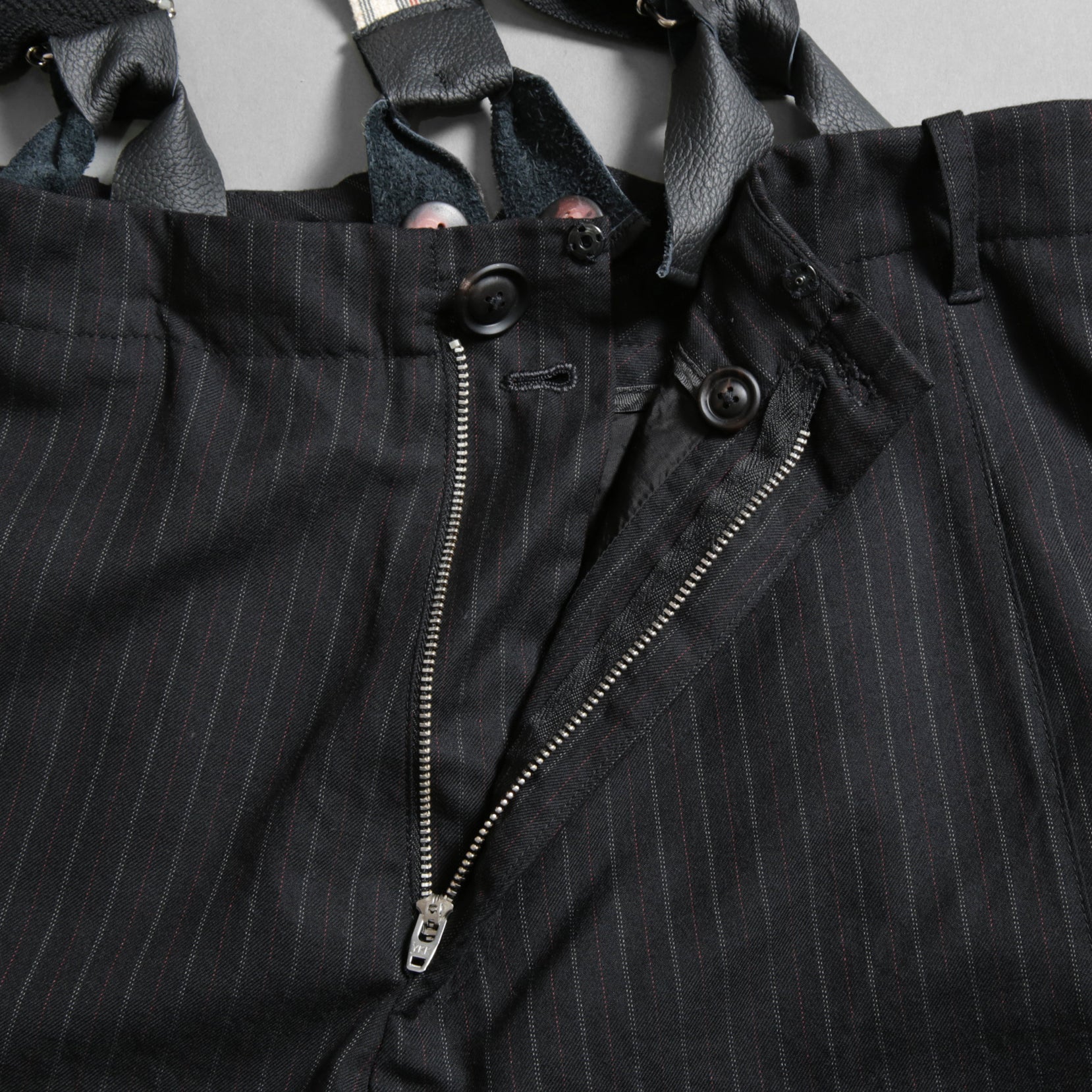 Geoffrey B.Small ジェフリー ビースモール / 24AW 美品 HUSE 別注 / advanced drop-crotch tailored cargo pocket trouser / Biella 100% wool Tasmania 120'sカーゴパンツ / size 42  (hand wash dark grey w/blue & purple stripe)