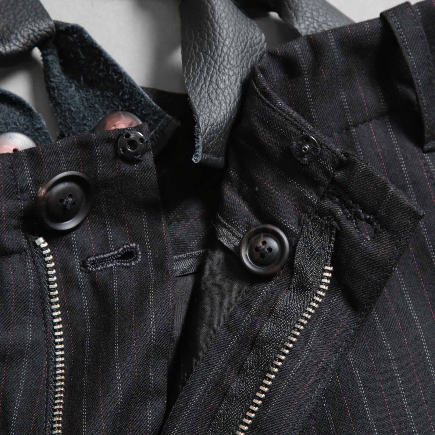 Geoffrey B.Small ジェフリー ビースモール / 24AW 美品 HUSE 別注 / advanced drop-crotch tailored cargo pocket trouser / Biella 100% wool Tasmania 120'sカーゴパンツ / size 42  (hand wash dark grey w/blue & purple stripe)