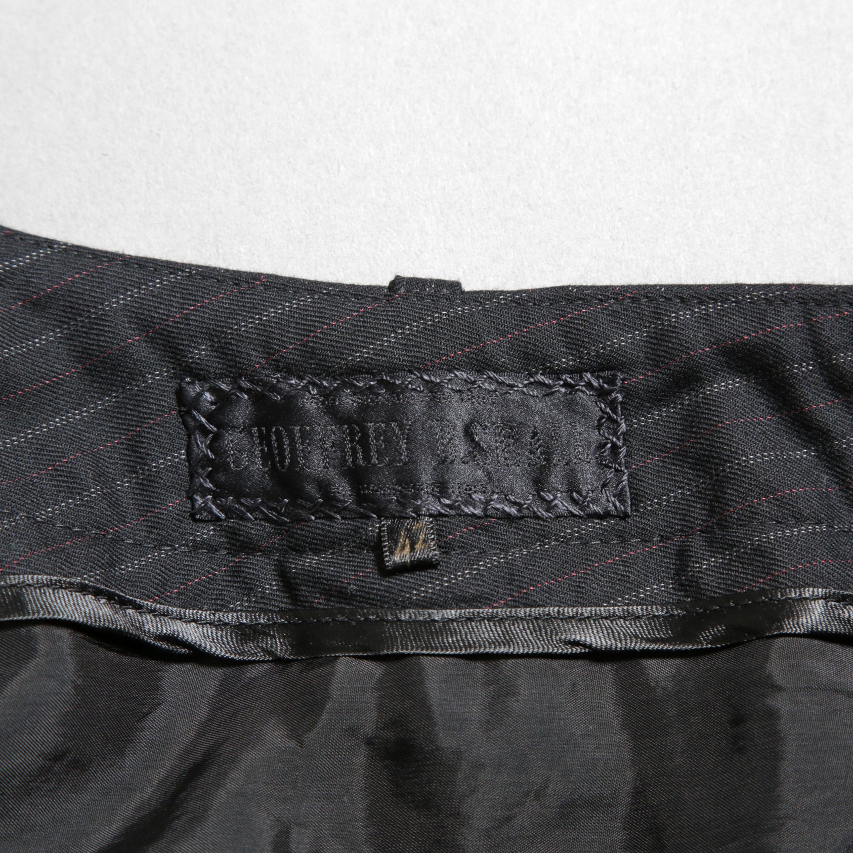 Geoffrey B.Small ジェフリー ビースモール / 24AW 美品 HUSE 別注 / advanced drop-crotch tailored cargo pocket trouser / Biella 100% wool Tasmania 120'sカーゴパンツ / size 42  (hand wash dark grey w/blue & purple stripe)