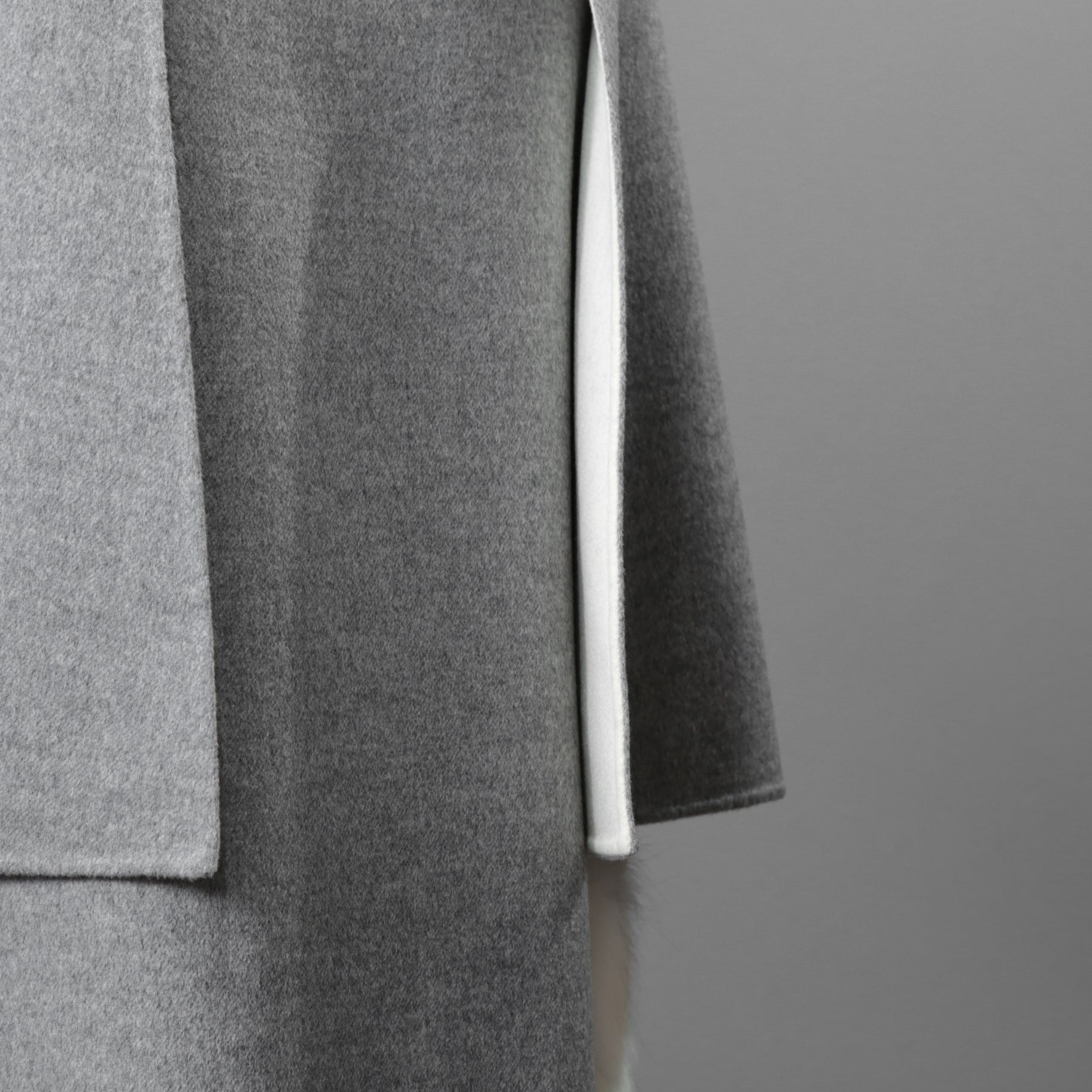 FENDI フェンディ / 18AW 美品 フォックスファーポケット付き ケープコート / FF8369 W1D / size 42 (GRAY) レディース