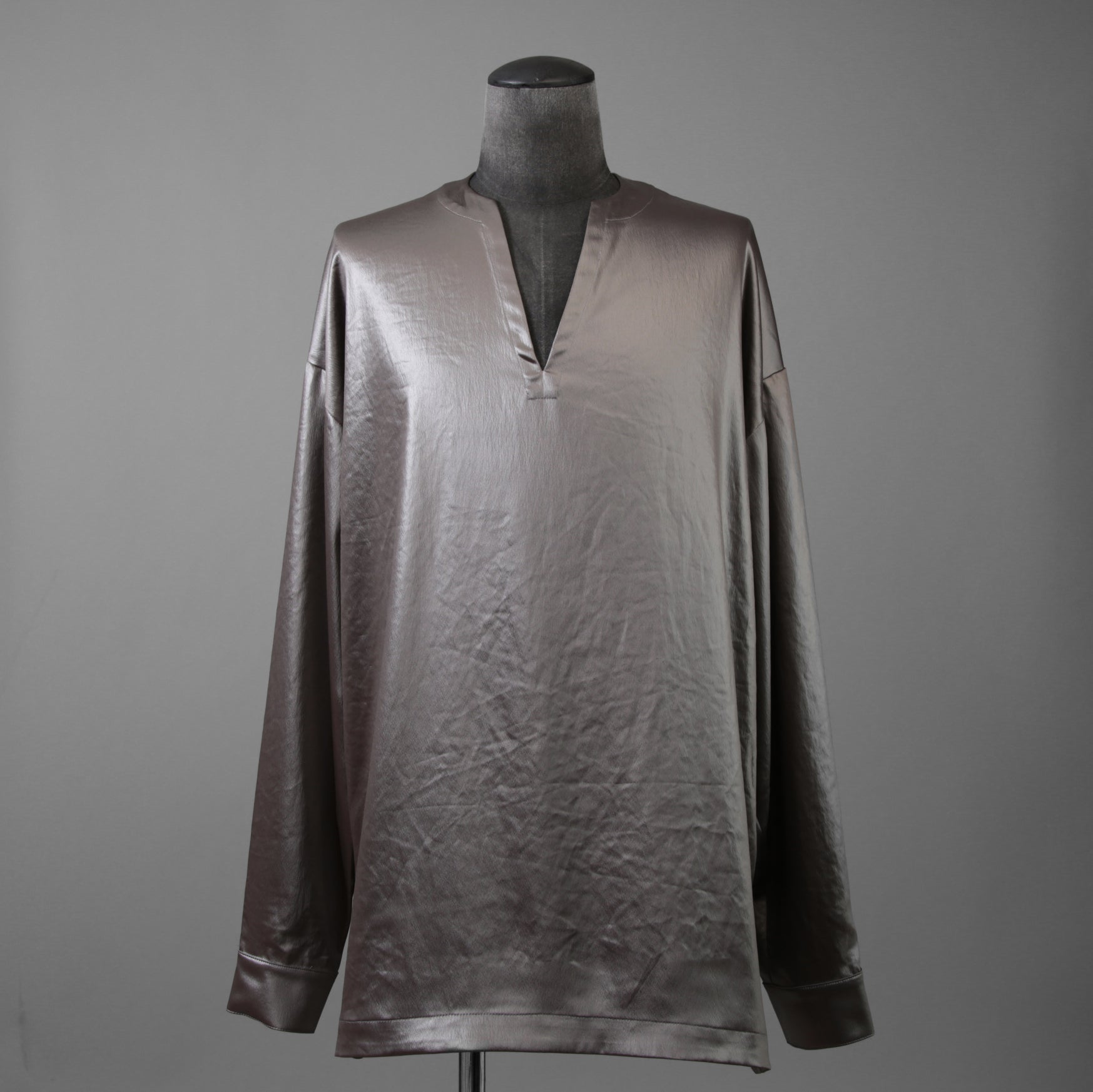 新品 A.F ARTEFACT エーエフアーティファクト / 25AW COLLARLESS SHIRT TOPS SOFT SATIN 長袖シャツ / AG-12071-1 / size 1 (DARK GREY)