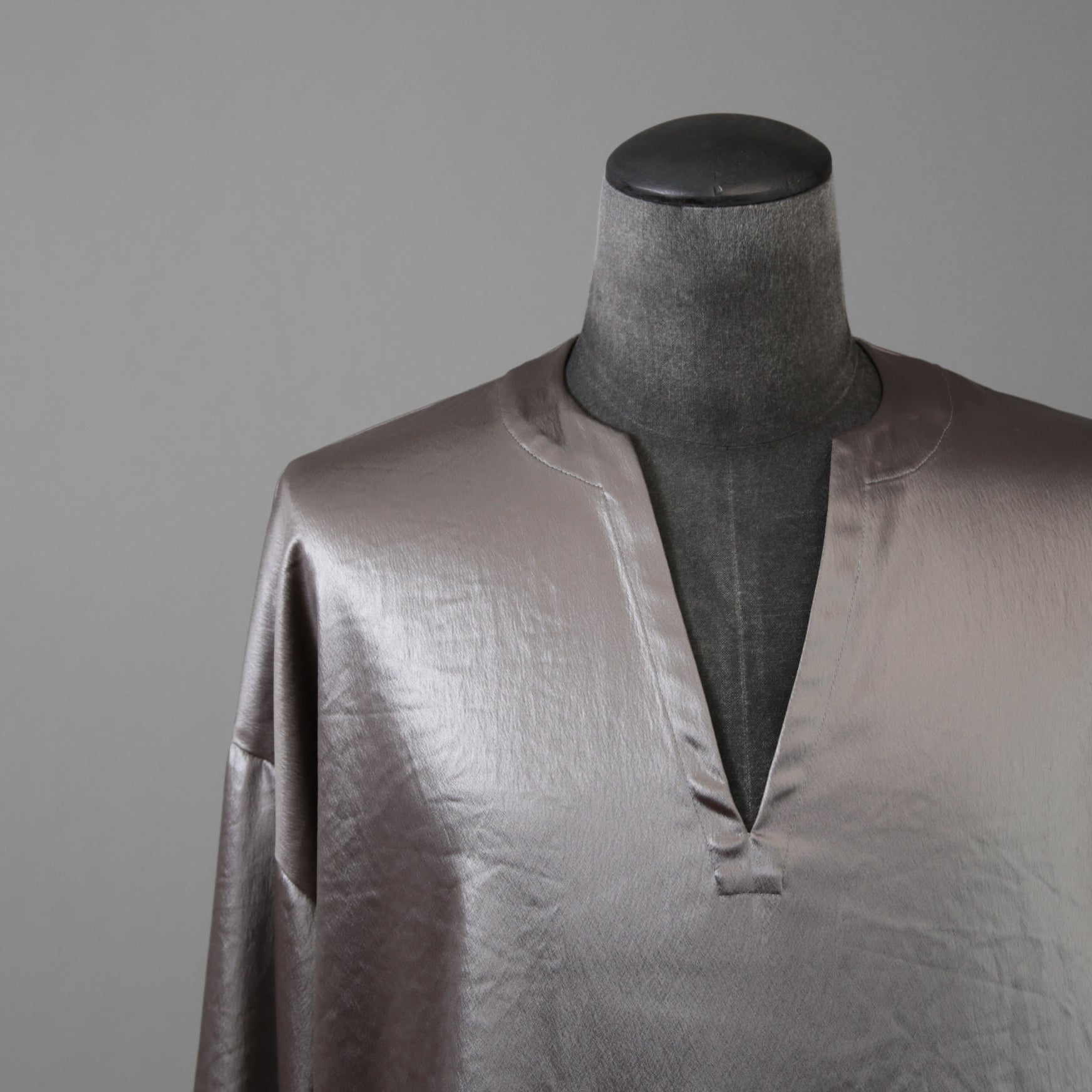 新品 A.F ARTEFACT エーエフアーティファクト / 25AW COLLARLESS SHIRT TOPS SOFT SATIN 長袖シャツ / AG-12071-1 / size 1 (DARK GREY)