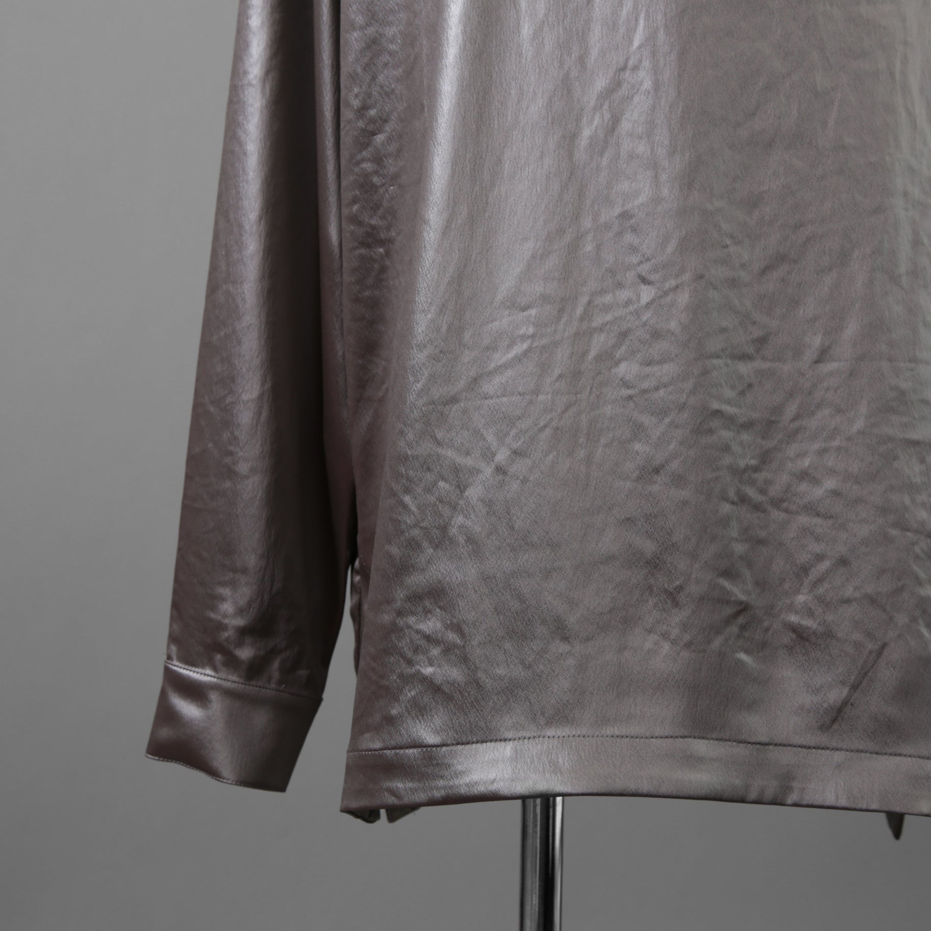 新品 A.F ARTEFACT エーエフアーティファクト / 25AW COLLARLESS SHIRT TOPS SOFT SATIN 長袖シャツ / AG-12071-1 / size 1 (DARK GREY)