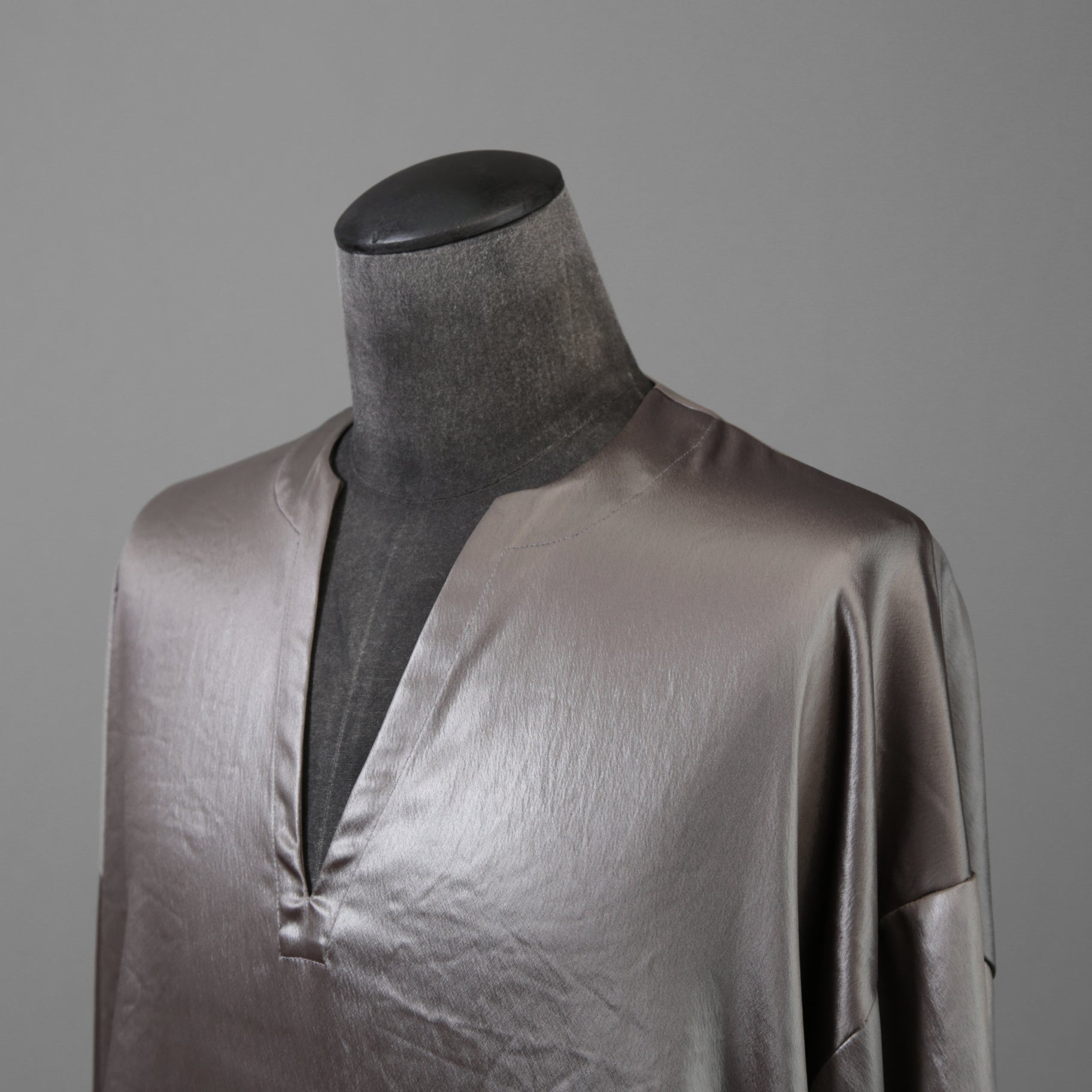 新品 A.F ARTEFACT エーエフアーティファクト / 25AW COLLARLESS SHIRT TOPS SOFT SATIN 長袖シャツ / AG-12071-1 / size 1 (DARK GREY)