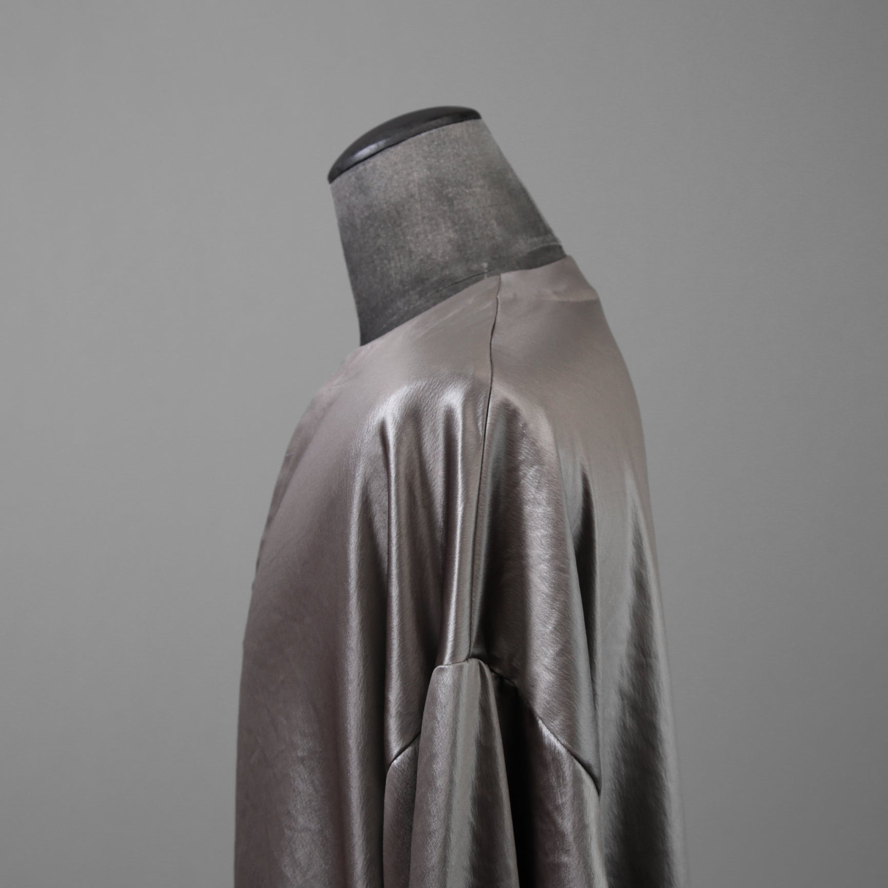 新品 A.F ARTEFACT エーエフアーティファクト / 25AW COLLARLESS SHIRT TOPS SOFT SATIN 長袖シャツ / AG-12071-1 / size 1 (DARK GREY)