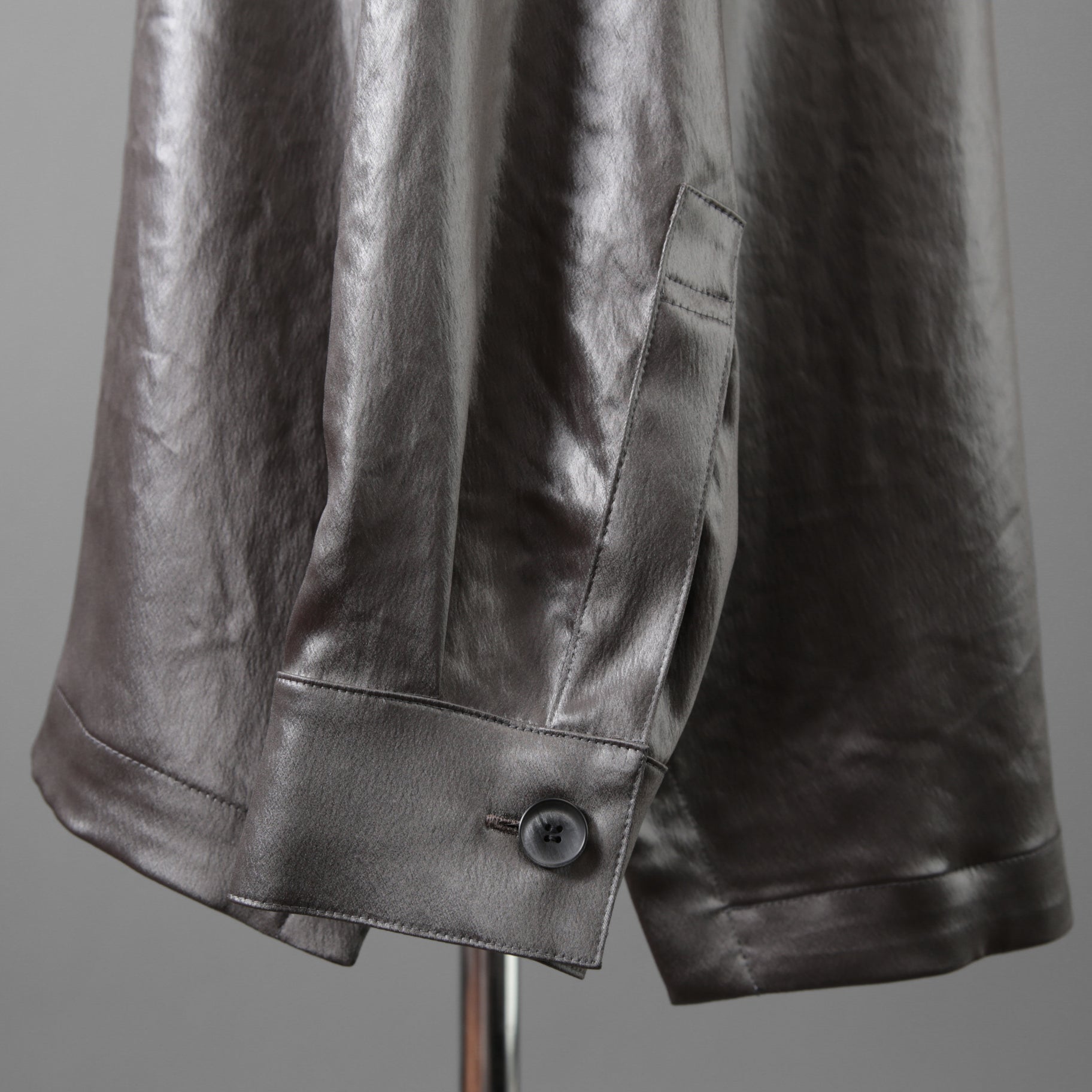 新品 A.F ARTEFACT エーエフアーティファクト / 25AW COLLARLESS SHIRT TOPS SOFT SATIN 長袖シャツ / AG-12071-1 / size 1 (DARK GREY)