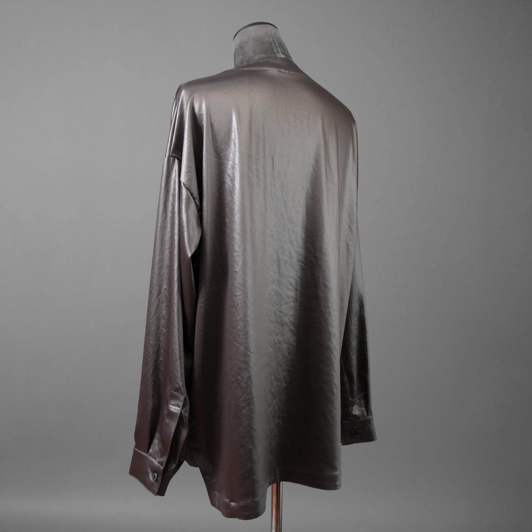 新品 A.F ARTEFACT エーエフアーティファクト / 25AW COLLARLESS SHIRT TOPS SOFT SATIN 長袖シャツ / AG-12071-1 / size 1 (DARK GREY)