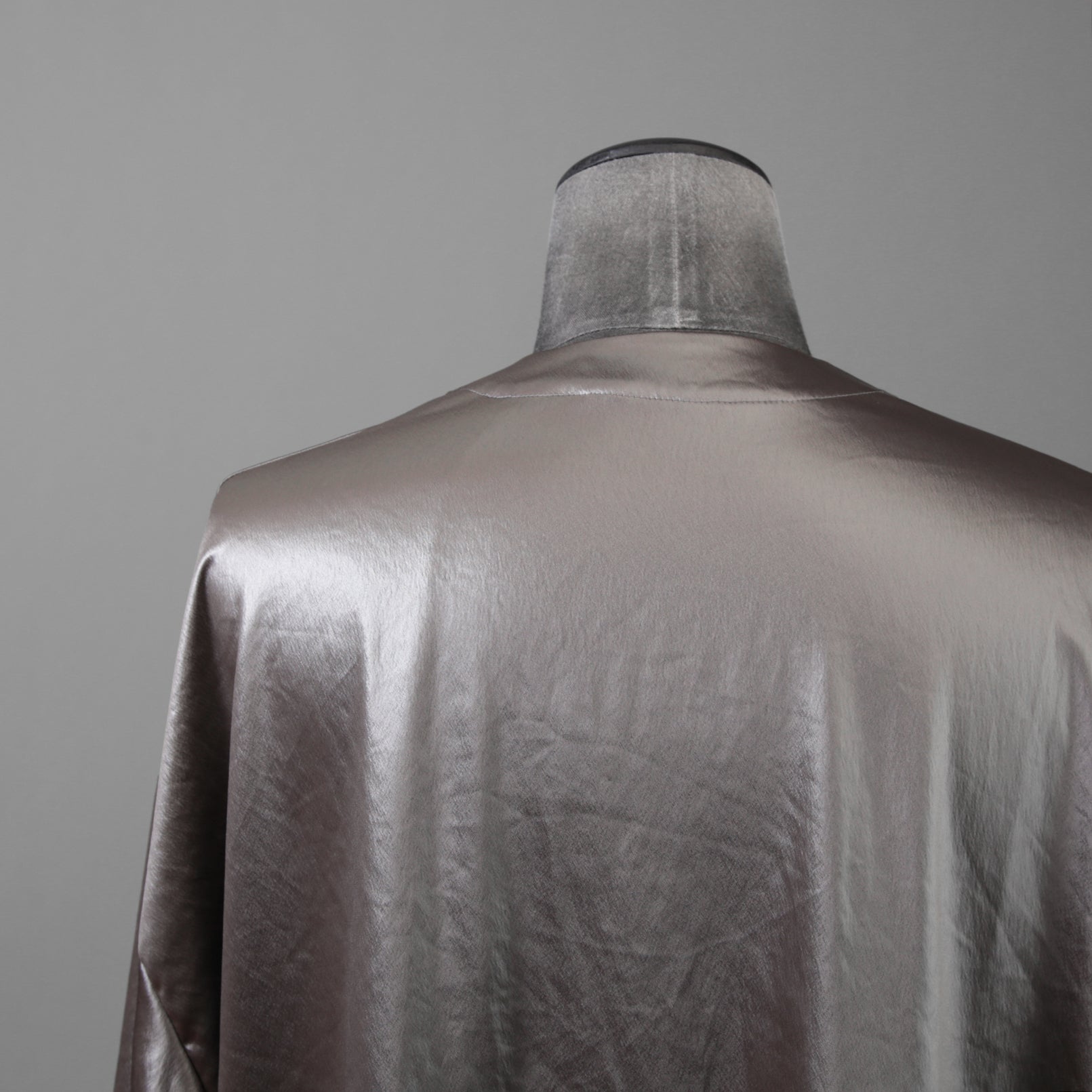 新品 A.F ARTEFACT エーエフアーティファクト / 25AW COLLARLESS SHIRT TOPS SOFT SATIN 長袖シャツ / AG-12071-1 / size 1 (DARK GREY)