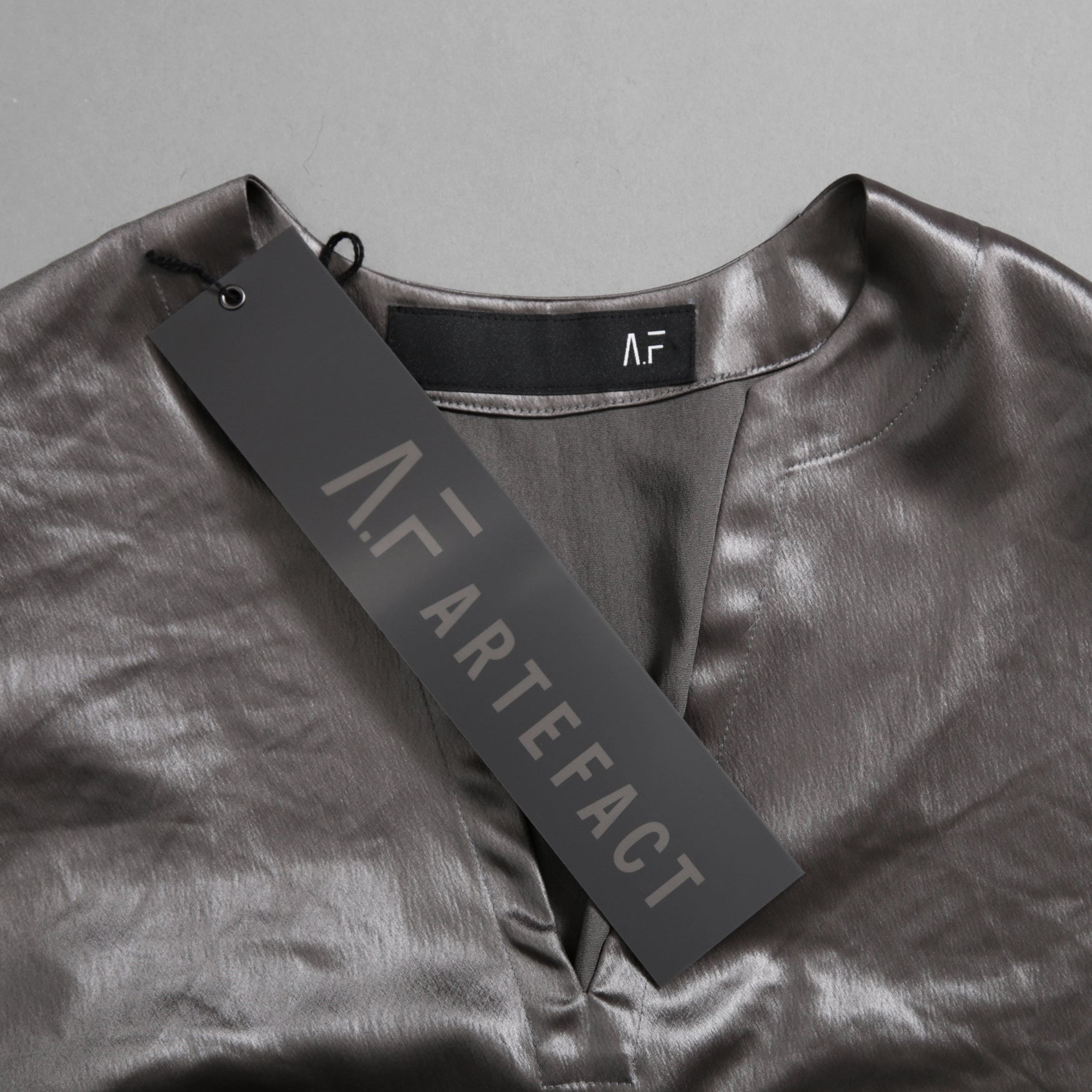新品 A.F ARTEFACT エーエフアーティファクト / 25AW COLLARLESS SHIRT TOPS SOFT SATIN 長袖シャツ / AG-12071-1 / size 1 (DARK GREY)