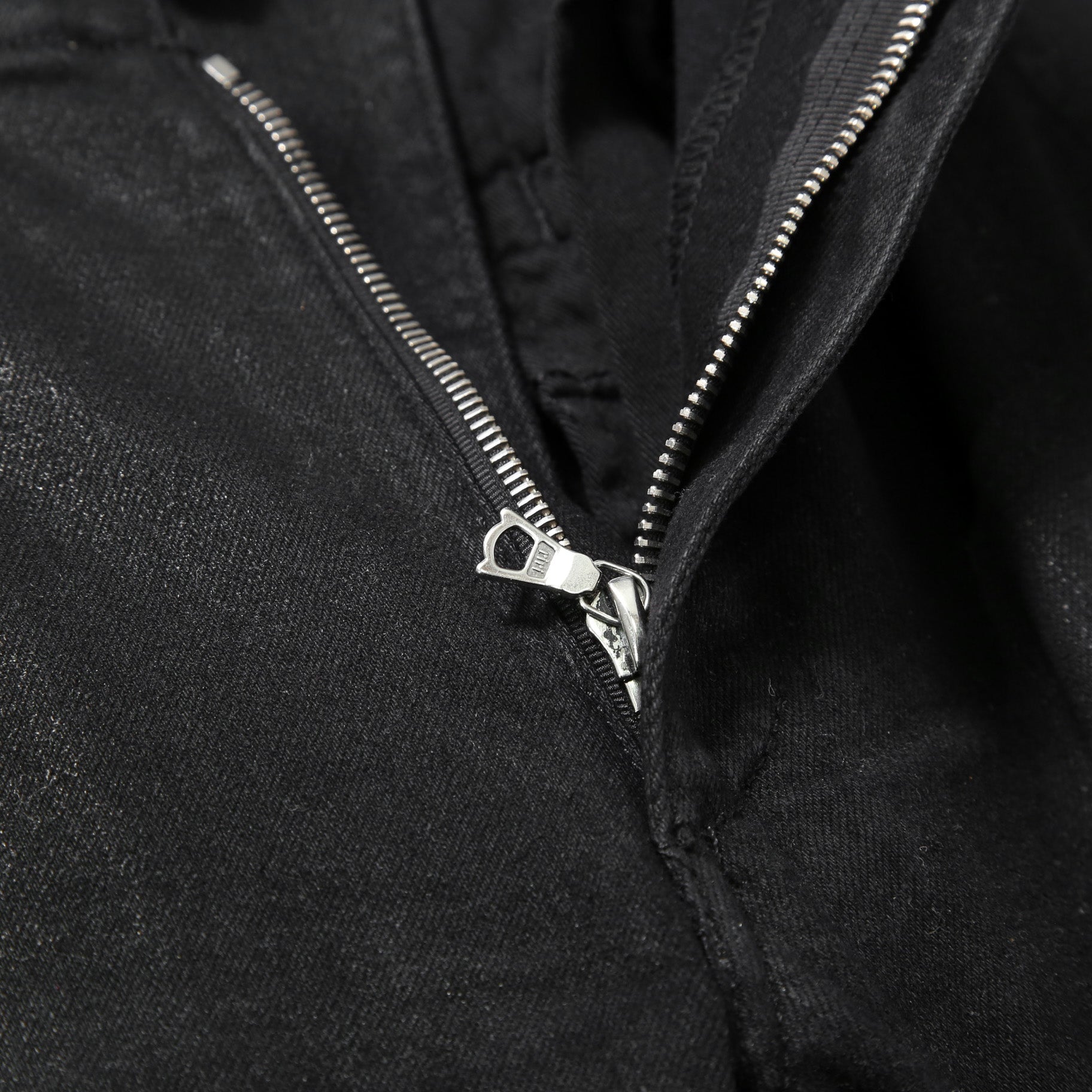 AMIRI アミリ / 美品 ワックスコーティング スキニー デニム カーゴ パンツ / size 28 (BLACK)