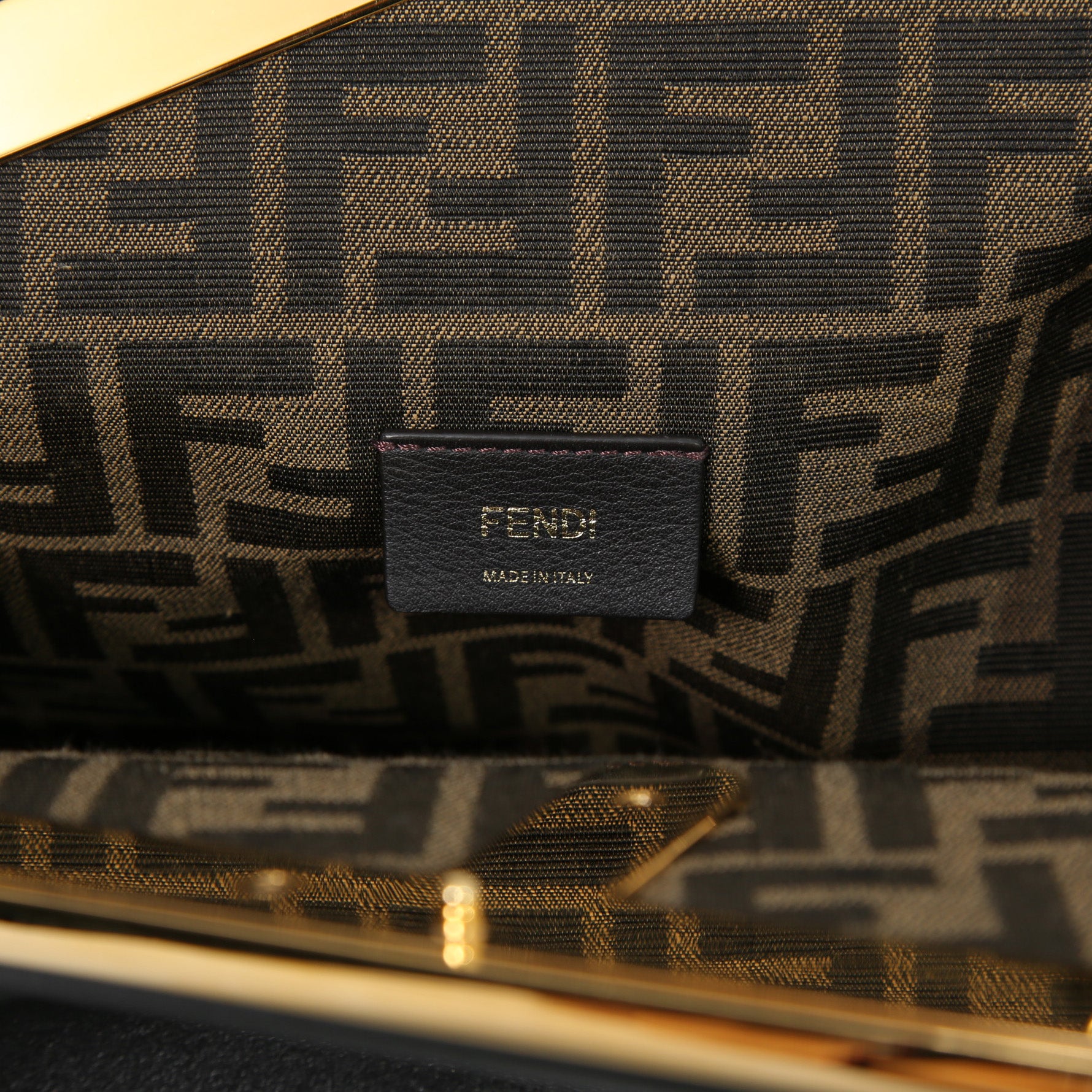 FENDI フェンディ / 2021年モデル / ファースト ミディアム バッグ / ナッパ レザー (BLACK)