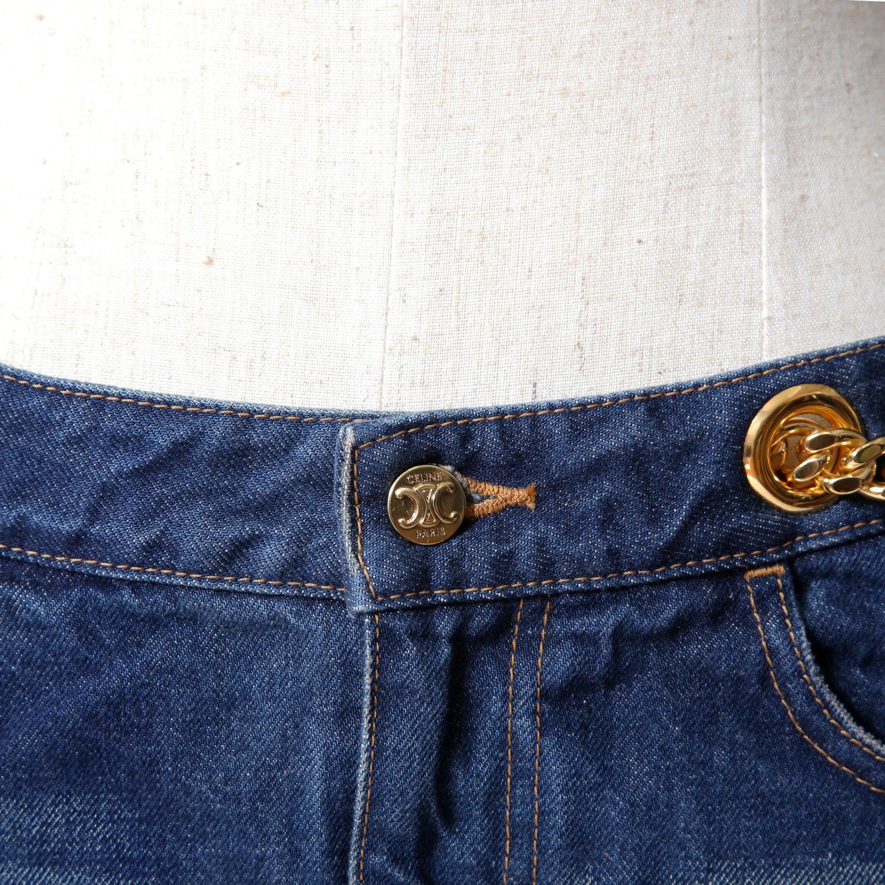 CELINE セリーヌ / 23AW 表参道店 限定 トリオンフ ゴールドチェーン デニム ミニスカート / size 27 (INDIGO) レディース