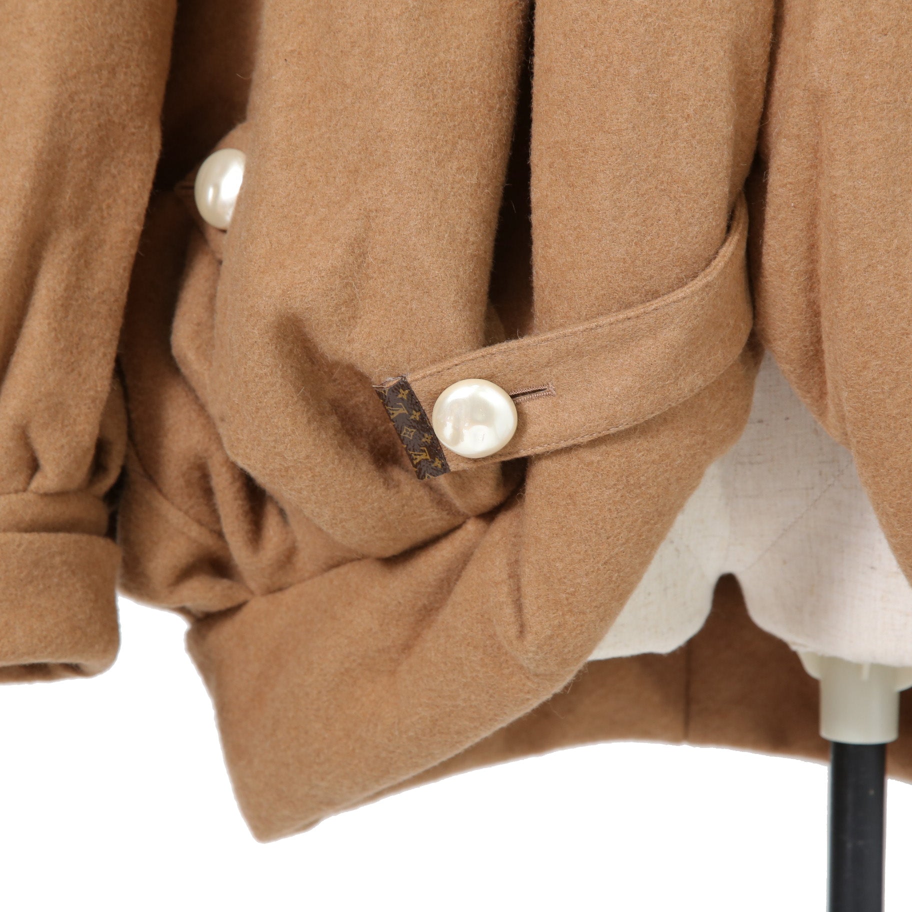 極上品 Louis Vuitton ルイヴィトン / 23年クルーズコレクション "look 4" / キャメルヘア パール コクーン ショートコート  / モノグラム裏地 / 1AAL1B / size 36 (キャメル)
