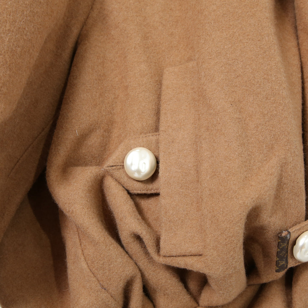 極上品 Louis Vuitton ルイヴィトン / 23年クルーズコレクション "look 4" / キャメルヘア パール コクーン ショートコート  / モノグラム裏地 / 1AAL1B / size 36 (キャメル)