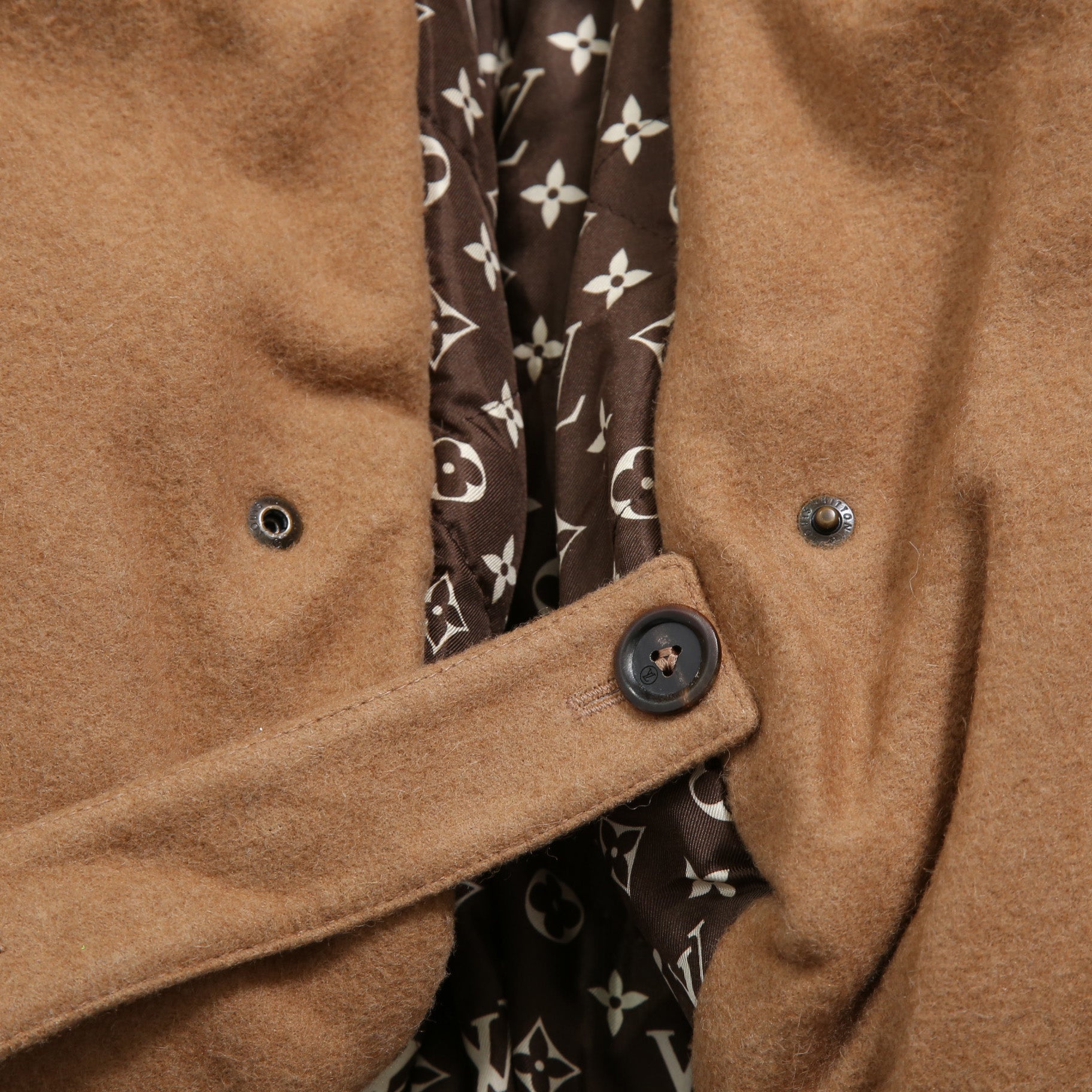 極上品 Louis Vuitton ルイヴィトン / 23年クルーズコレクション "look 4" / キャメルヘア パール コクーン ショートコート  / モノグラム裏地 / 1AAL1B / size 36 (キャメル)