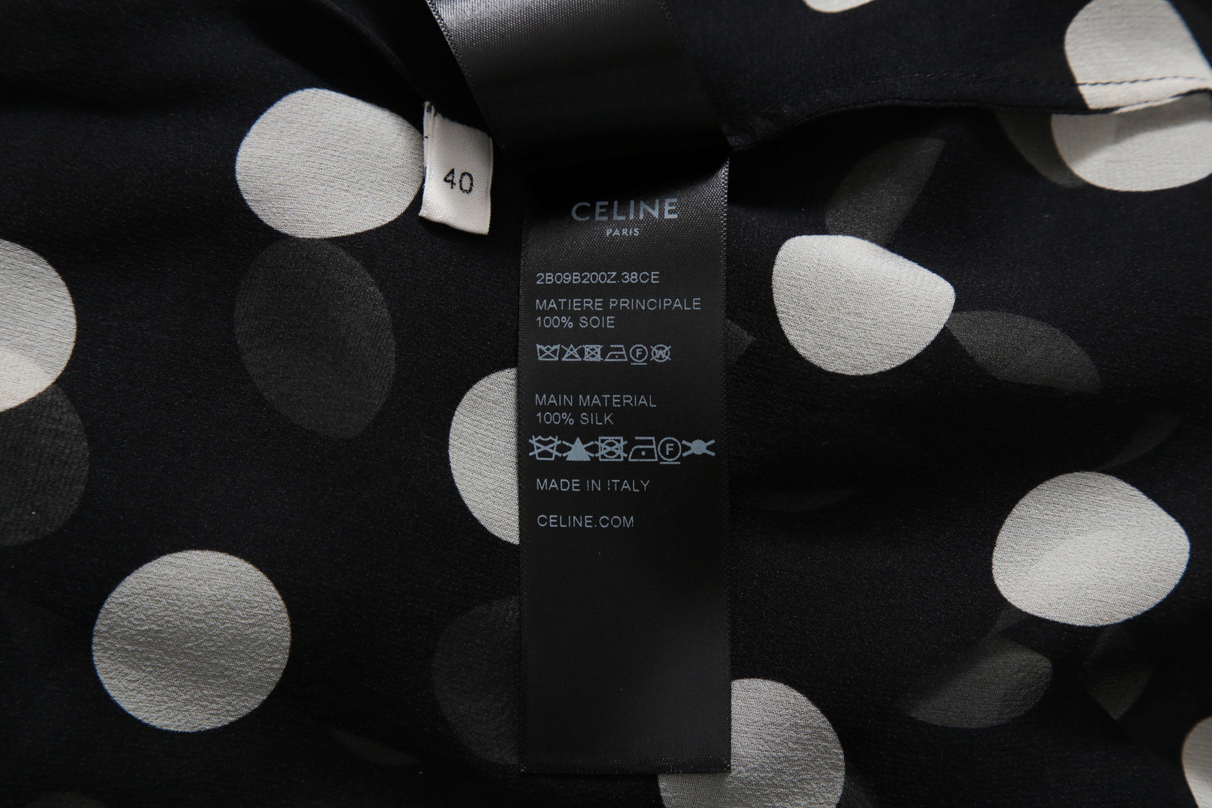 新品 CELINE セリーヌ 定価 22.5万 / 2024年 春夏 シルク100 オーバーターンドカラー ブラウス / ドット柄 / size 40 (黒×白)
