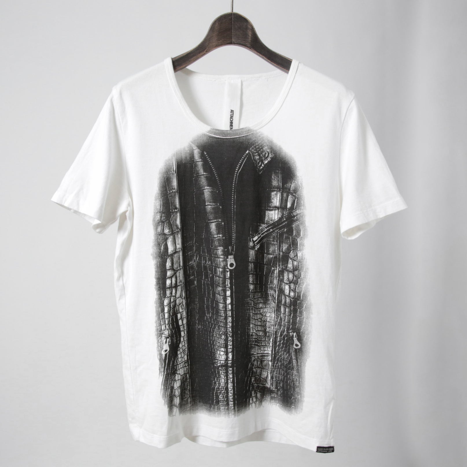 イサムカタヤマバックラッシュ × ATTACHMENT コラボ / クロコライダース プリント Tシャツ / size M (WHITE)