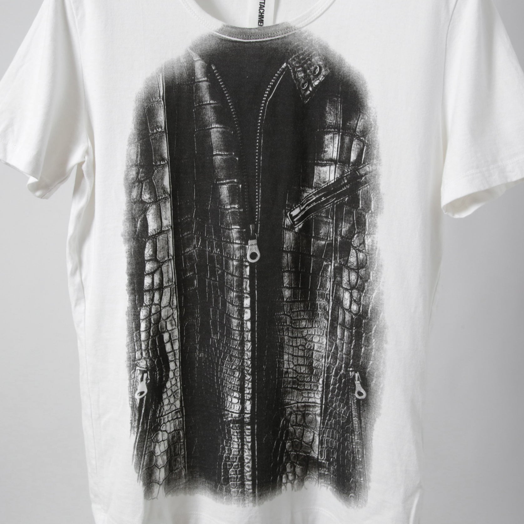イサムカタヤマバックラッシュ × ATTACHMENT コラボ / クロコライダース プリント Tシャツ / size M (WHITE)