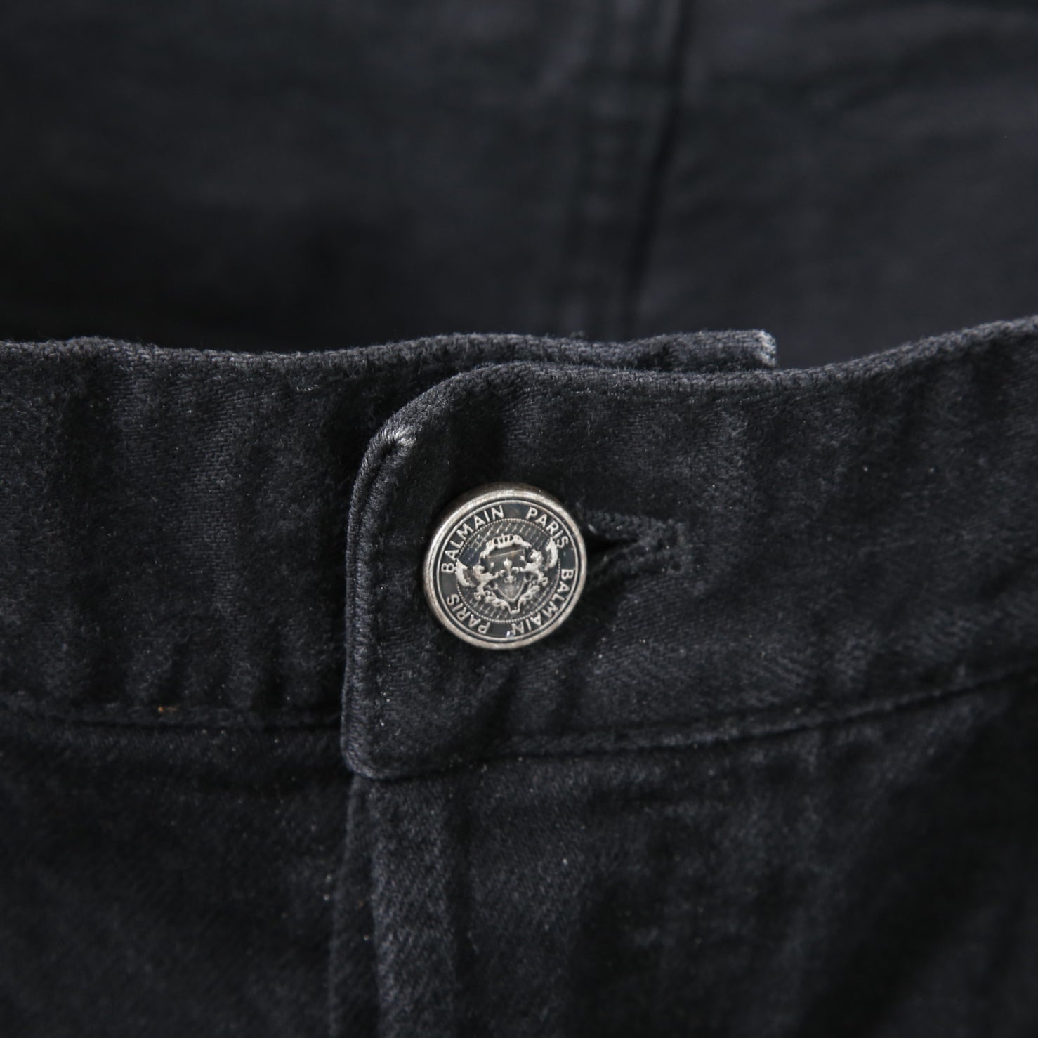 BALMAIN バルマン / 美品 ストレッチデニム バイカーパンツ クラッシュ加工 / BALMAINロゴ刺繍 刻印ボタン付き / スキニー デニム / size 28 (BLACK)