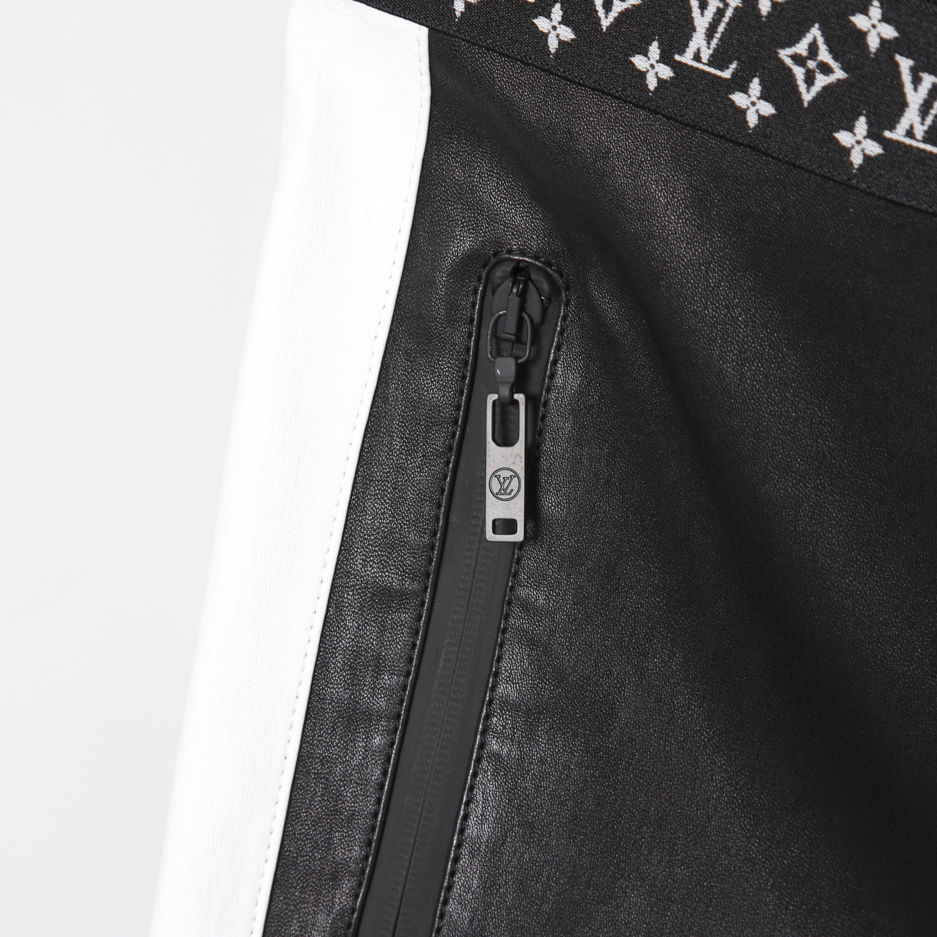 LOUIS VUITTON ルイヴィトン / 21SS グラフィック レザー レギンス  / ストレッチ ラムスキン コットン モノグラム / 1ABSZ3 / size 38 (BLACK x WHITE)