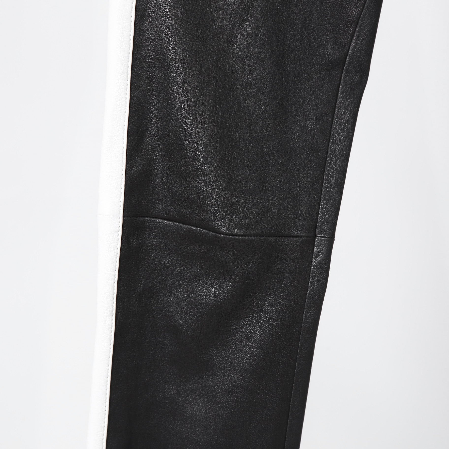 LOUIS VUITTON ルイヴィトン / 21SS グラフィック レザー レギンス  / ストレッチ ラムスキン コットン モノグラム / 1ABSZ3 / size 38 (BLACK x WHITE)