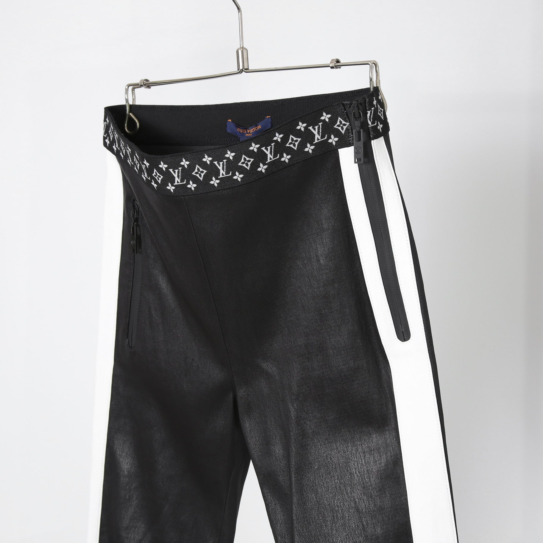 LOUIS VUITTON ルイヴィトン / 21SS グラフィック レザー レギンス  / ストレッチ ラムスキン コットン モノグラム / 1ABSZ3 / size 38 (BLACK x WHITE)